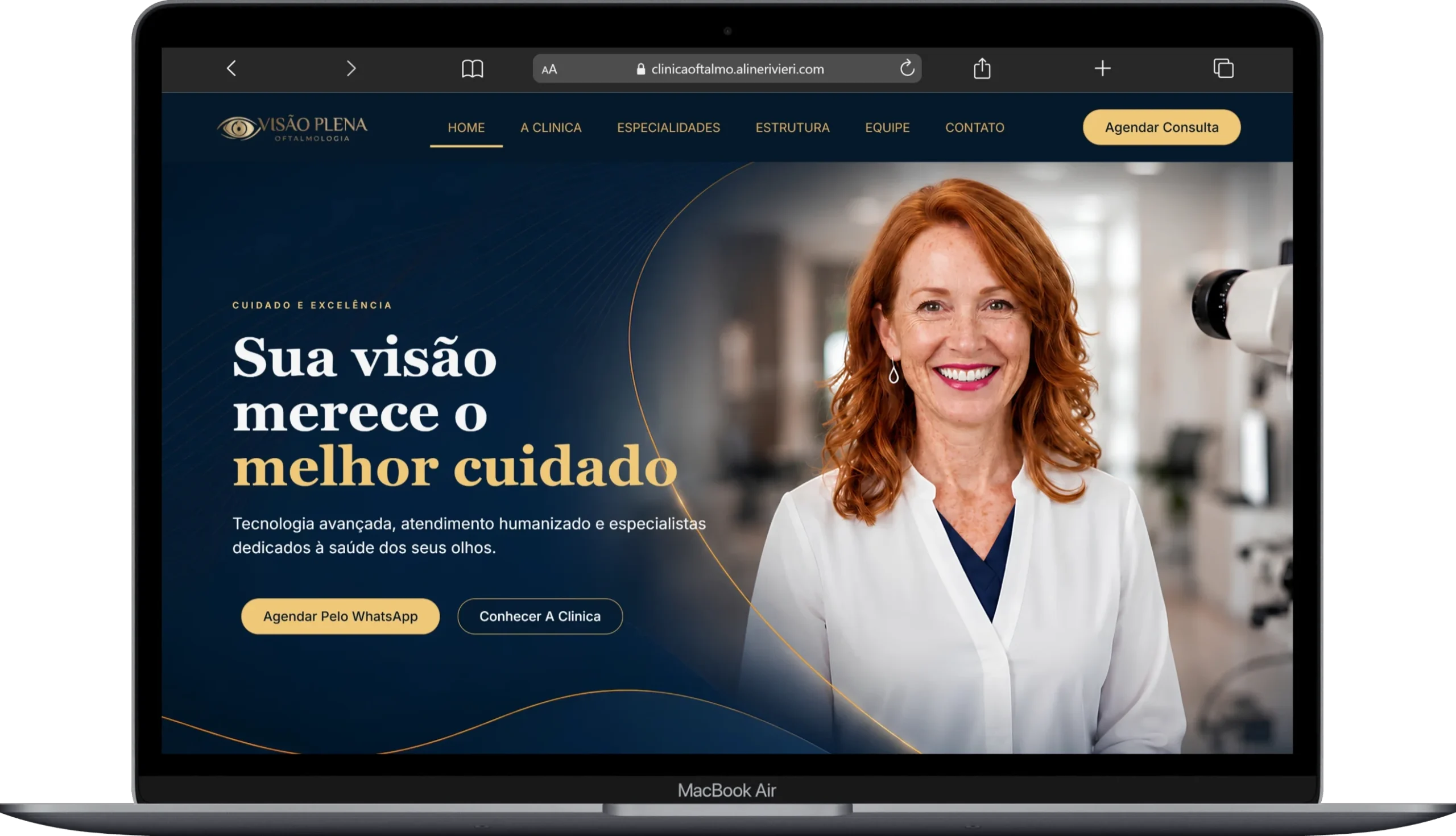 Site de clínica oftalmológica apresentado em um MacBook