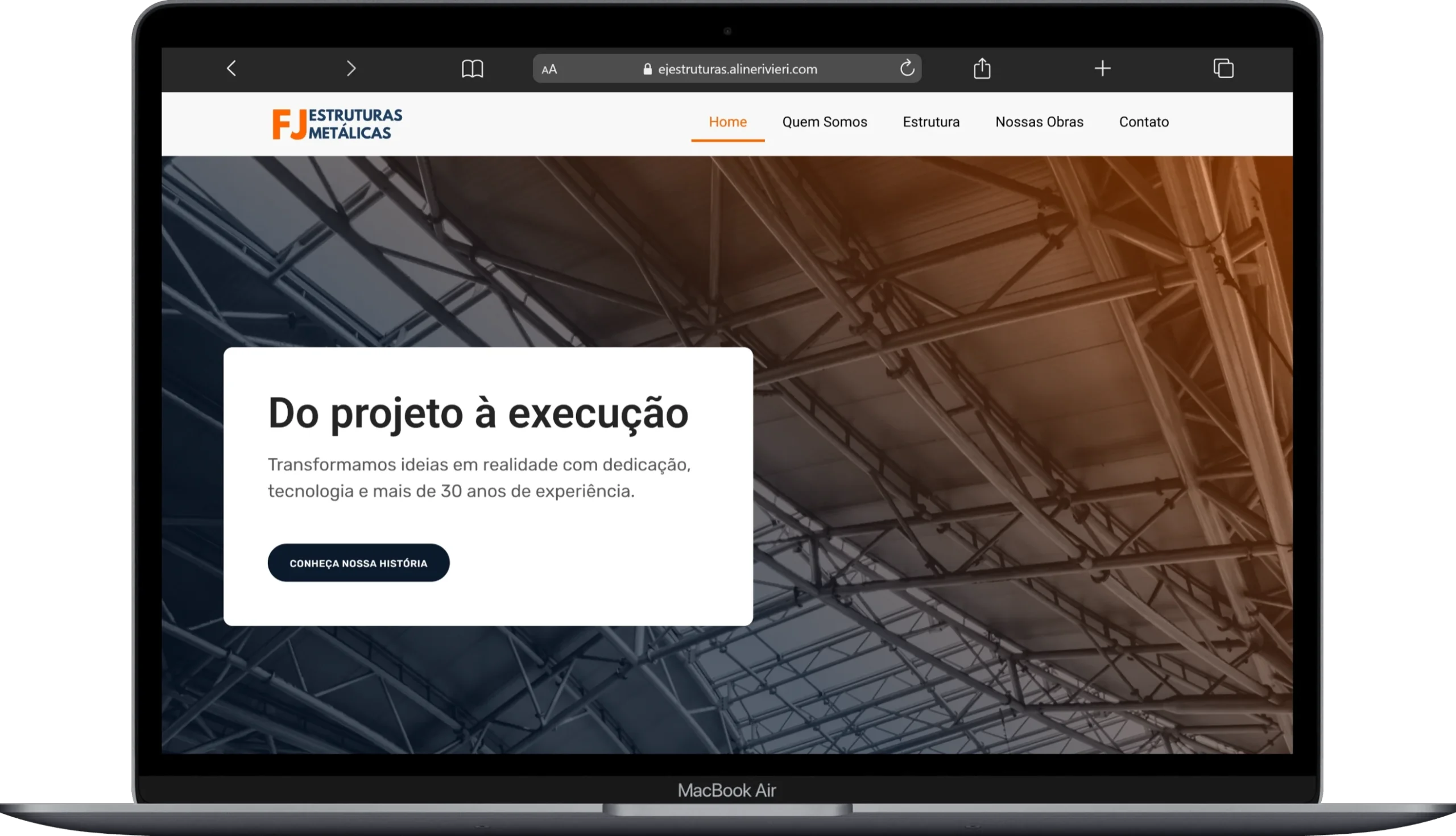 Site para engenharia apresentado em um MacBook