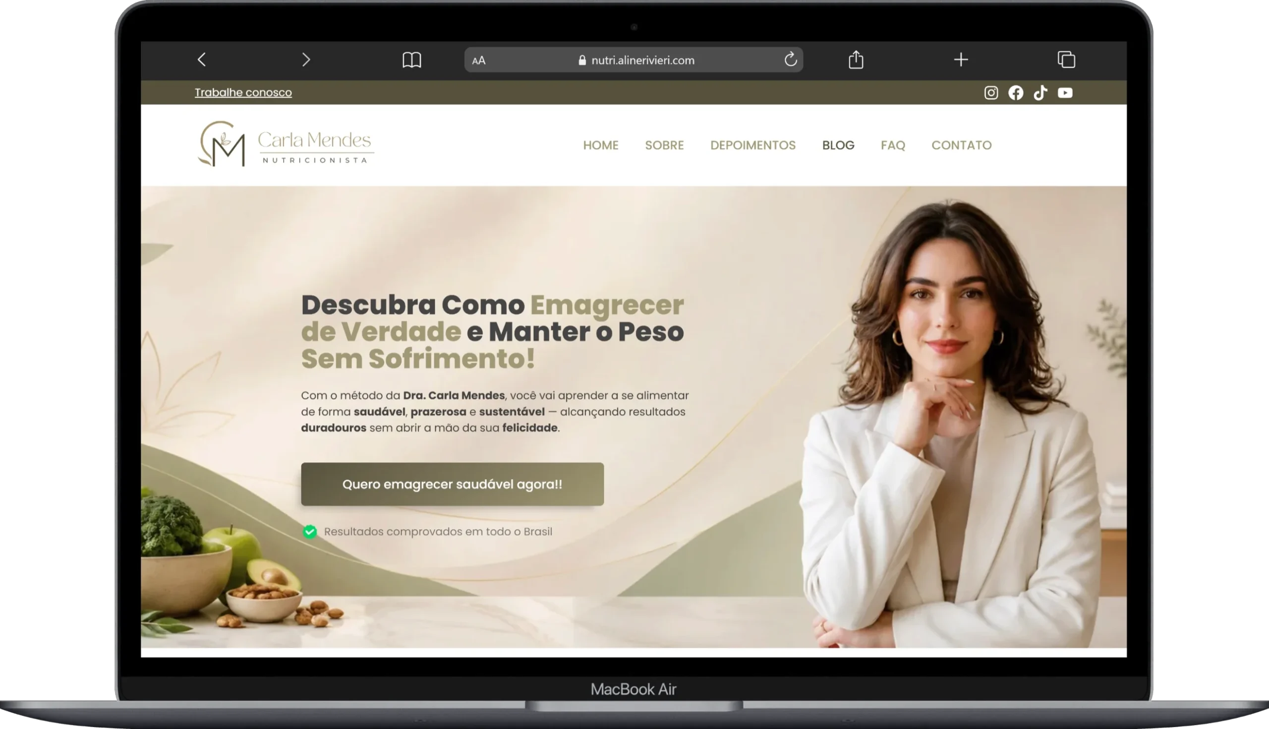 Site para nutricionista apresentado em um MacBook